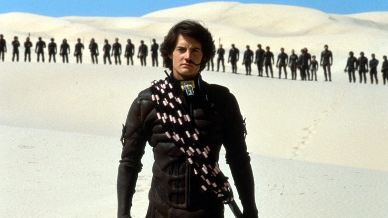 Paul Atréides debout dans le désert devant une ligne de soldats Fremen 