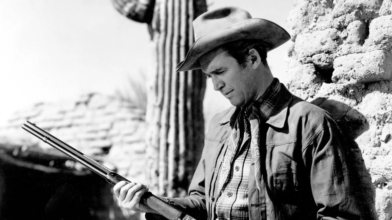 Lin McAdam examinant son arme "Winchester '73" (1950)