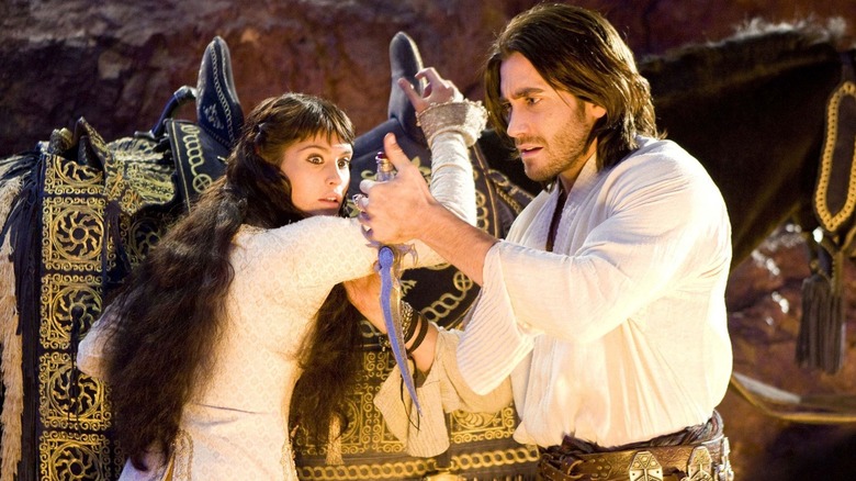 La princesse Tamina d'Alamut et le prince Dastan de Perse obsédés par un poignard dans Prince of Persia : Les Sables du Temps (2010)