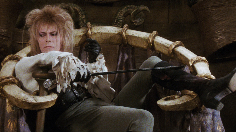 Jareth allongé sur une chaise