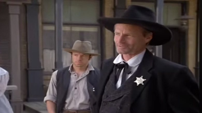 Billy the Kid et Wild Bill Hickok ont ​​​​l'air sérieux au Purgatoire