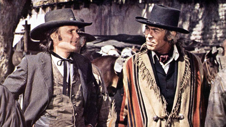 Billy the Kid et Pat Garrett marchant dehors dans Pat Garrett et Billy the Kid