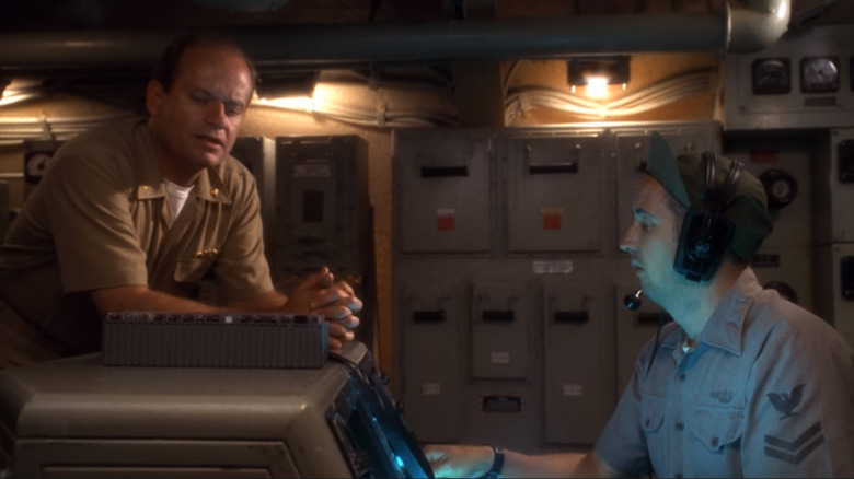 Thomas et Sonar discutent des opérations dans Down Periscope (1996)