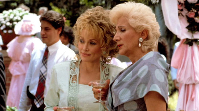 Truvy et Clairee s'habillent et regardent quelque chose dans Steel Magnolias.