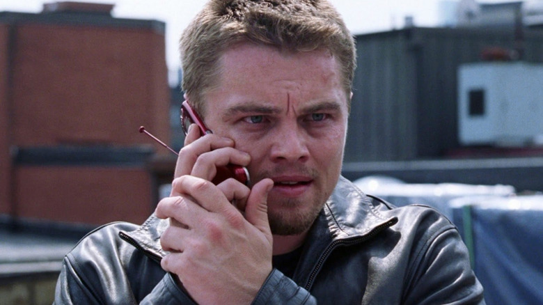 Billy parle au téléphone