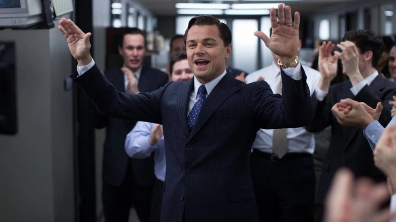 Jordan Belfort levant les mains
