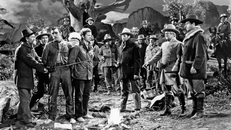 Les citadins se préparent à lyncher l'accusé dans The Ox-Bow Incident (1943)