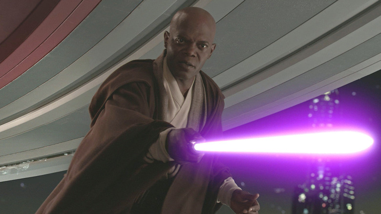Mace Windu pointe son sabre laser