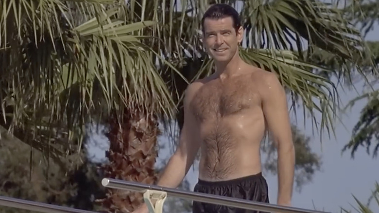 Stu Dunmeyer portant un maillot de bain noir sur un plongeoir