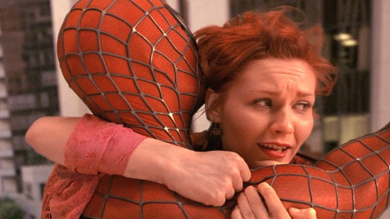 Mary Janes tient fermement à Spider-Man