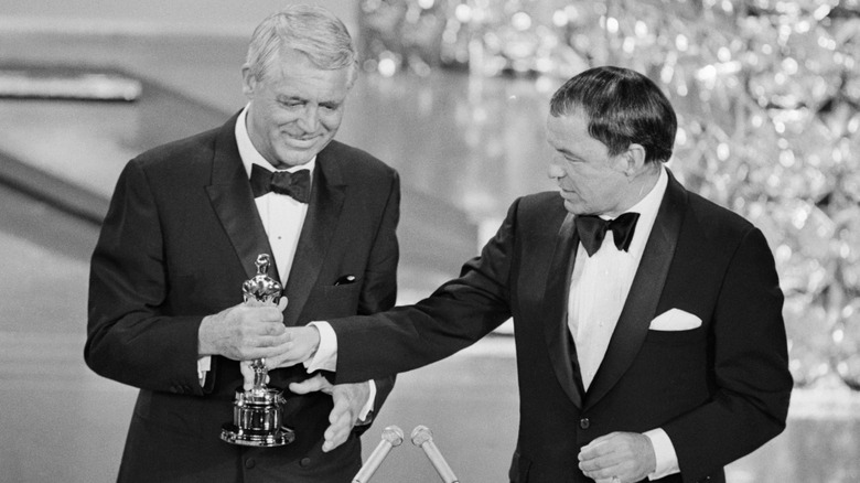 Cary Grant accepte l'Oscar