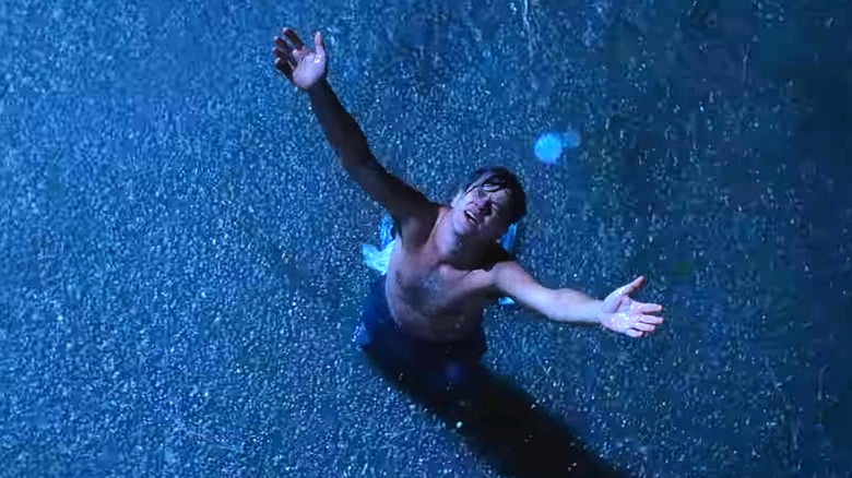 Andy debout sous la pluie