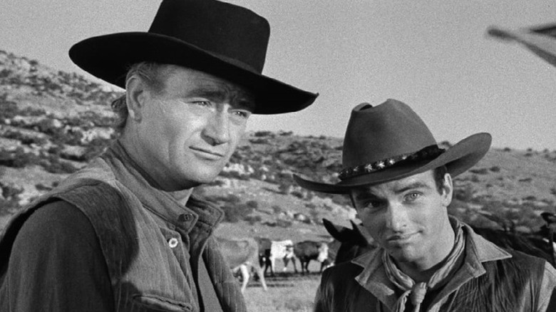 Thomas (John Wayne) et Matt (Montgomery Clift) côte à côte dans 