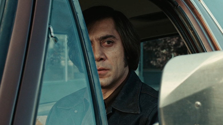 Anton (Javier Bardem) assis dans une voiture 