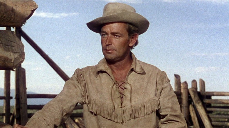 Shane (Alan Ladd) debout dehors 