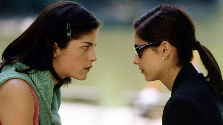 Selma Blair et Sarah Michelle Gellar s'embrassent