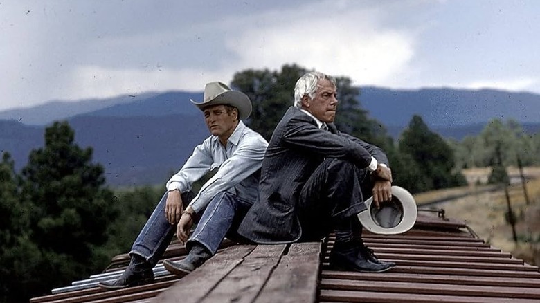 Jim et Leonard assis sur une structure, l'air pensif dans Pocket Money
