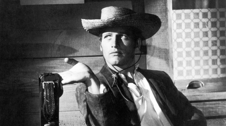 Billy tenant un ceinturon dans The Left-Handed Gun