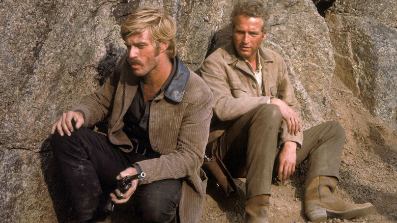 Sundance Kid et Cassidy assis contre un rocher dans Butch Cassidy et le Sundance Kid