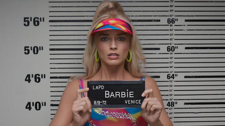 Barbie se fait prendre une photo d'identité judiciaire par la police