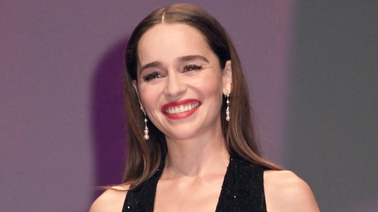 Emilia Clarke souriante lors d'un événement