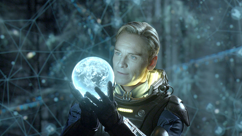 David tenant un globe holographique dans Prométhée (2012)