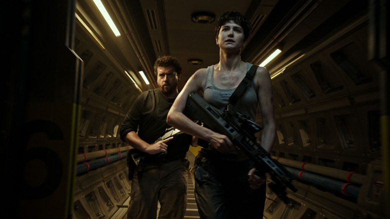 Danny et Tennessee chassent des monstres sur leur navire dans Alien : Covenant (2017)