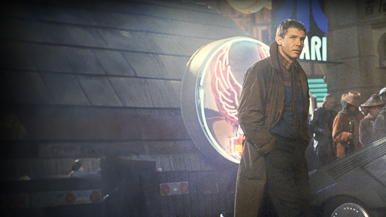 Deckard dans le Los Angeles dystopique dans Blade Runner (1982)