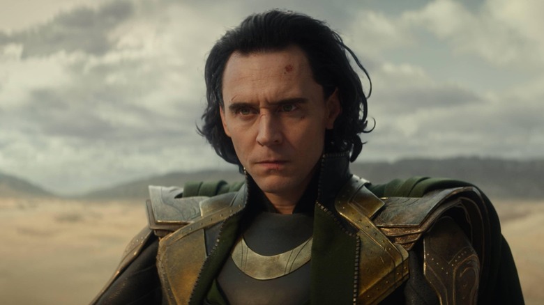 Loki a l'air perplexe quelques secondes avant une rencontre avec TVA dans Loki (2021)