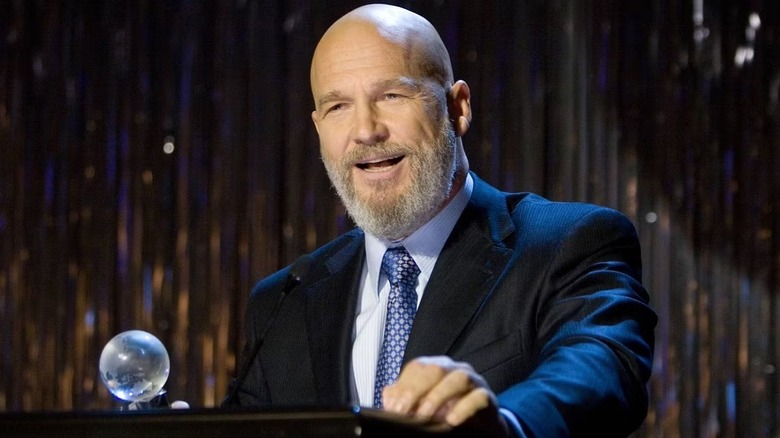 Obadiah Stane est resté sur scène en train de prononcer un discours de remerciement dans Iron Man (2008)