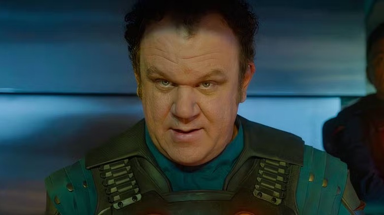 Rhomann Dey examinant des prisonniers lors d'une séance d'identification dans Les Gardiens de la Galaxie (2014)