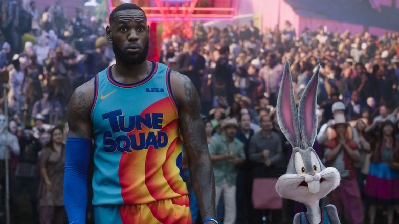 LeBron James et Bugs Bunny sur le terrain dans Space Jam : A New Legacy (2021)