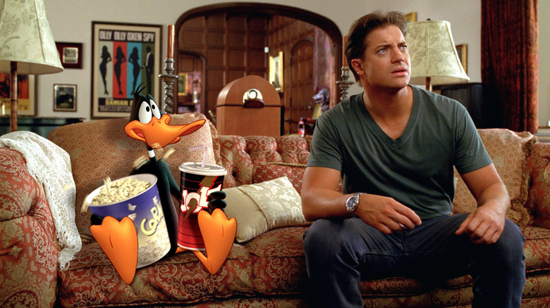 Daffy et DJ regardent les informations dans Looney Tunes : Back in Action (2003)