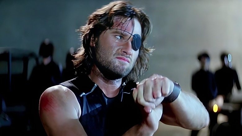 Snake Plissken menotté