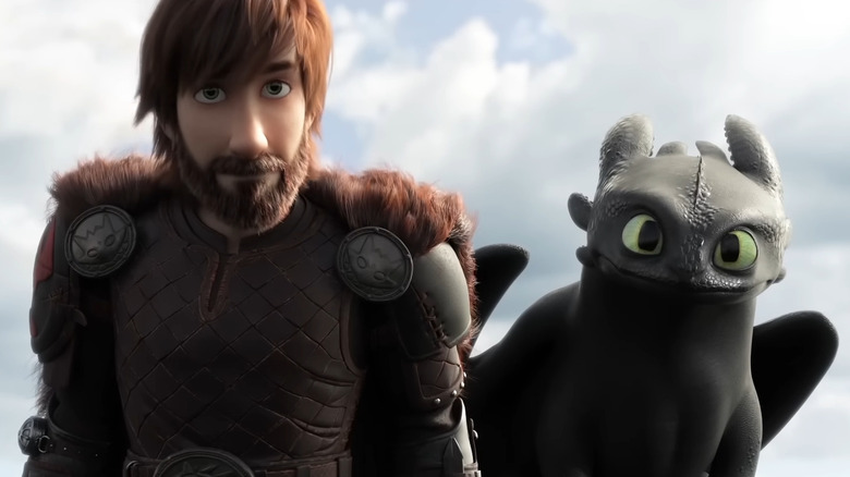 Un Harold plus âgé debout à côté de Krokmou dans Comment dresser votre dragon : le monde caché