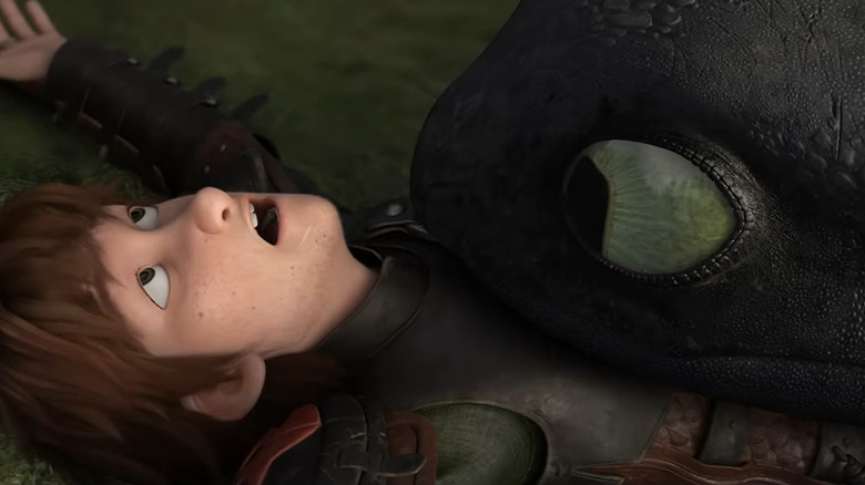 Krokmou allongé sur Hiccup dans Comment dresser votre dragon 2