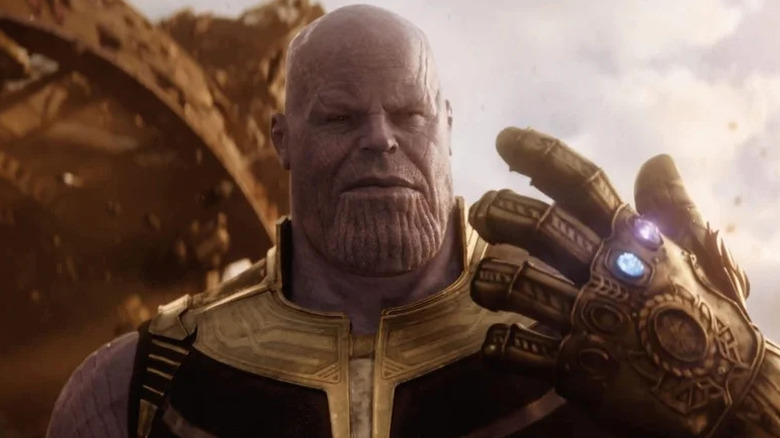 Thanos brandissant le Gant de l'Infini dans 