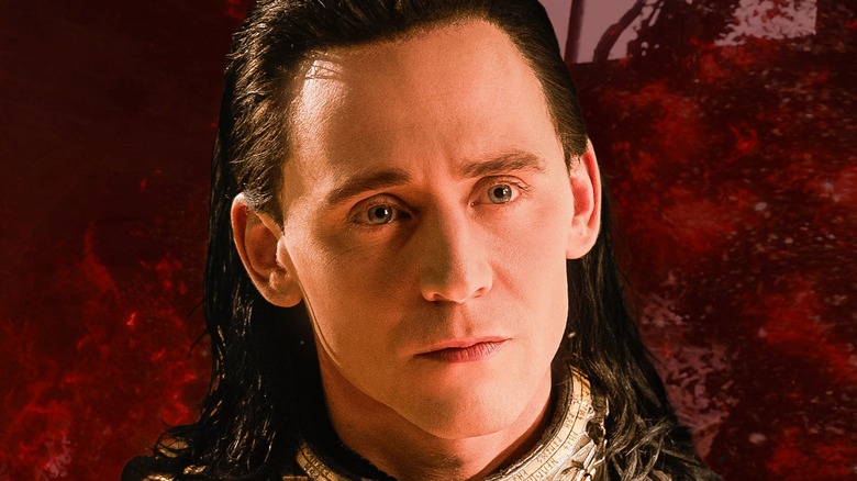 Un Loki jugeant regarde vers le haut avec arrogance, soutenu par les éclaboussures rouges de Scarlet Witch.