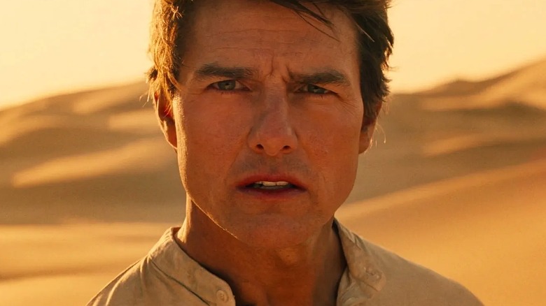 Nick Morton a l'air inquiet dans le désert dans La Momie (2017)