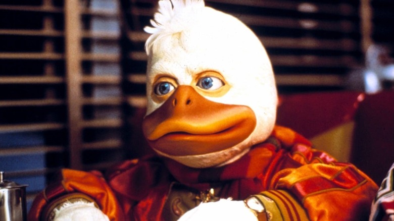 Howard le Canard écoutant une exposition dans un restaurant dans Howard le Canard (1986)