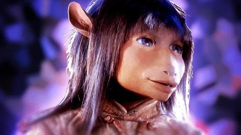 Jen avec un fond violet dans The Dark Crystal