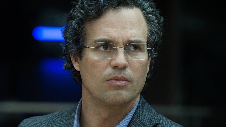 Bruce Banner a l'air sérieux dans Avengers : Age of Ultron (2015)