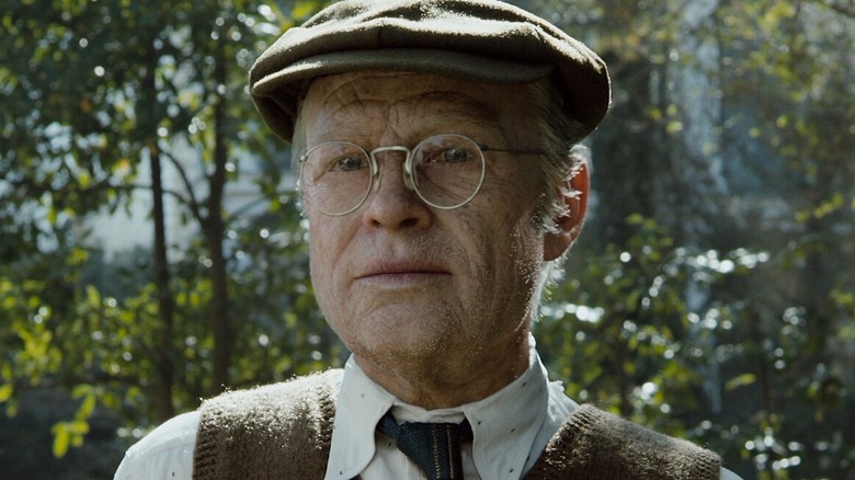 Benjamin Button debout dehors vers 1928-31 dans L'étrange histoire de Benjamin Button (2008)