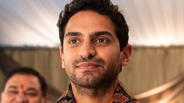 Naveen souriant doucement dans A Nice Indian Boy (2025)