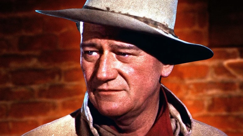 John Wayne avec un fond de brique