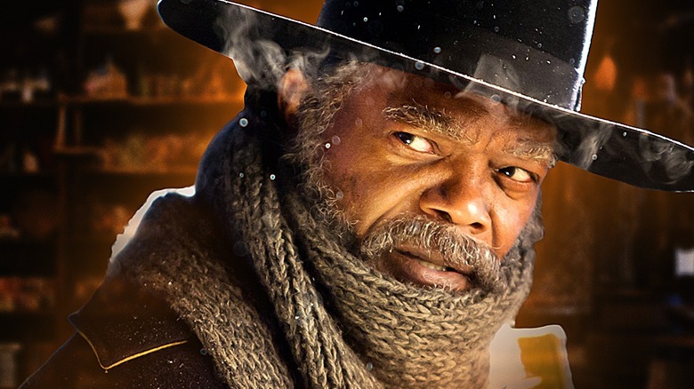 Le major marquis Warren regarde par-dessus son épaule.