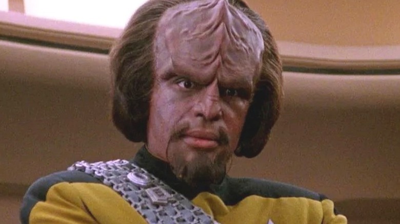 Worf a l'air pensif et porte un uniforme de Starfleet