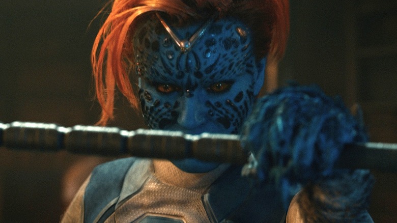 Mystique regardant son arme dans Avengers : Doomsday (2026)