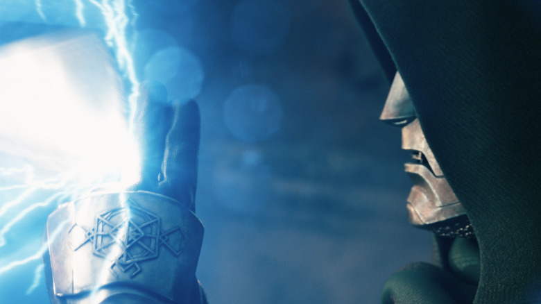Docteur Doom arrête une attaque éclair de Thor avec sa main dans Avengers : Doomsday (2026)