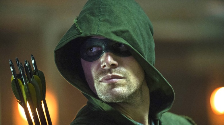 Oliver Queen regarde par-dessus son épaule